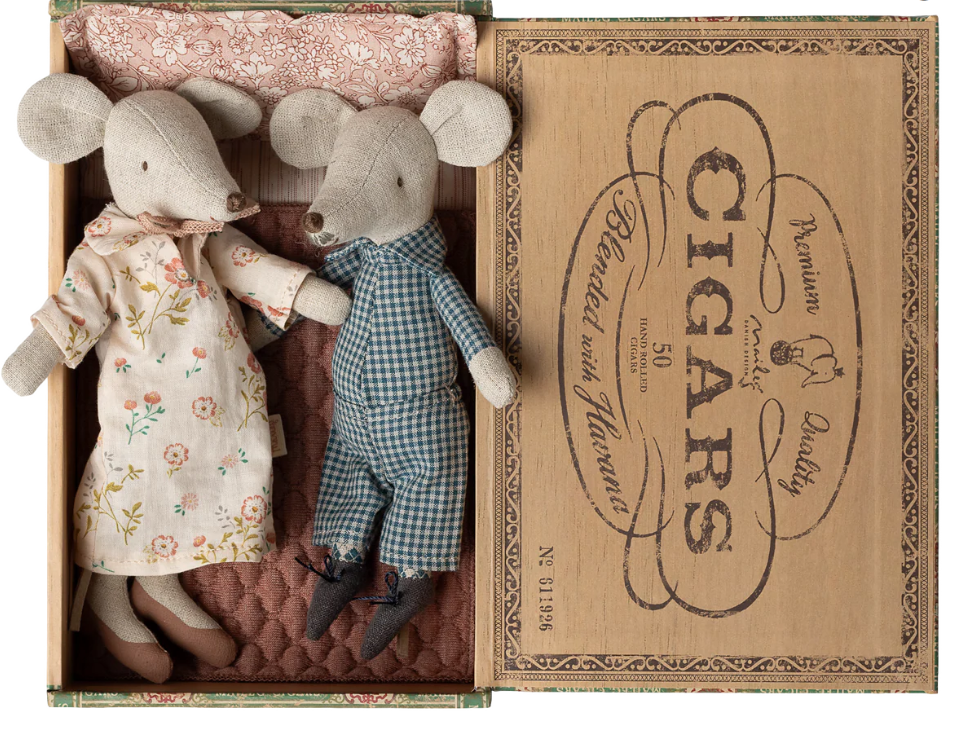 Grandma and Grandpa mice cigarbox